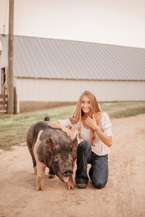 Ffa Pig Pictures, Ffa Show Pigs, Livestock Photography Senior Pics, Livestock Senior Pictures Pigs, Senior Pictures With Pigs, Show Pig Senior Pictures, Livestock Show Outfits Pigs, Stock Show Senior Pictures, 4h Senior Pictures