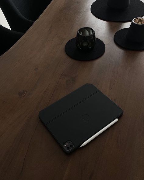 Apple Products Aesthetic, Ipad Air Aesthetic, Dark Minimalist Aesthetic, Ipad Pro Aesthetic, Ipad Case Aesthetic, Aesthetic Ipad Case, Desktop Aesthetic, Coffee Study, Rich Girl Lifestyle