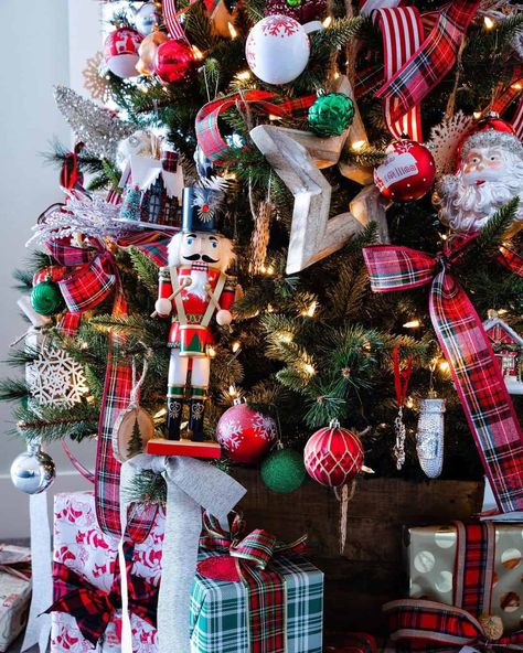 Red And White Ornaments, German Folklore, Nutcrackers Display, Black Christmas Decorations, Nutcracker Christmas Tree, Nutcracker Decor, Nutcracker Christmas Decorations, Frosted Christmas Tree, Wrapped Gifts