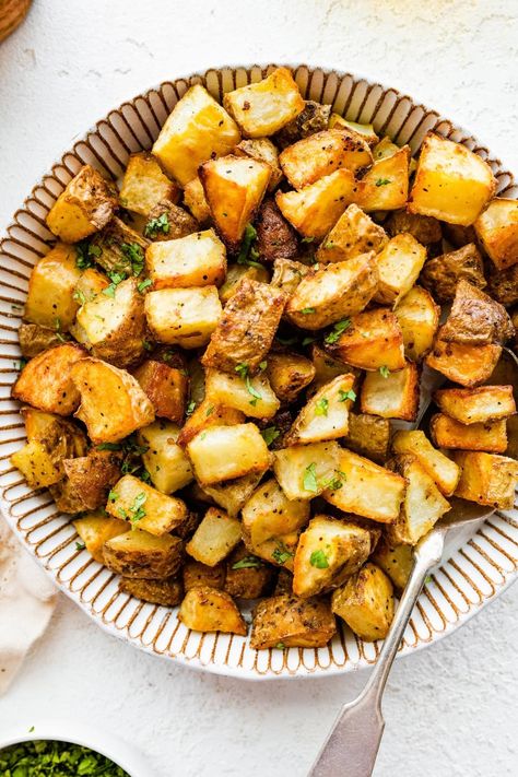 Easy Oven Roasted Potatoes (Super Crispy!) - Eating Bird Food Easy Oven Roasted Potatoes, Crispy Oven Roasted Potatoes, Oven Roasted Potatoes Easy, Roasted Veggies Recipe, Meal Planing, Potatoes Easy, Eating Bird Food, Oven Roasted Potatoes, Potato Sides