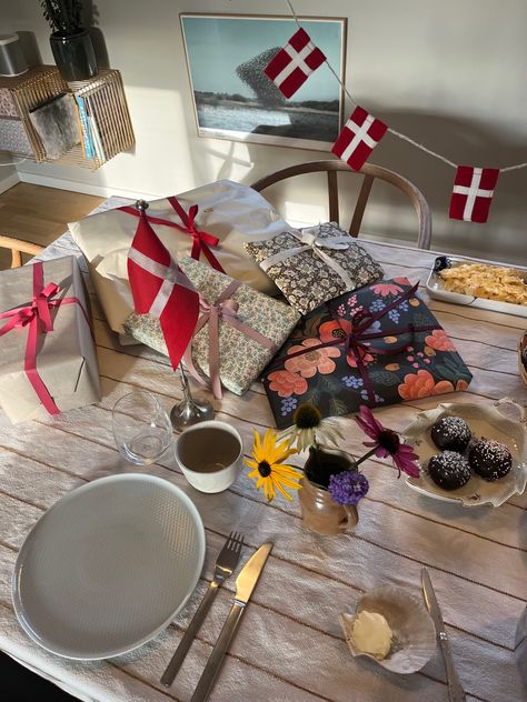 #fødselsdag #birthday #celebration #fejring #danmark #borddækning Scandi Hygge, Nordic Aesthetic, Party Inspo, Birthday Table, Aarhus, Celebration Party, Its My Birthday, Scandinavia, Scandinavian Style