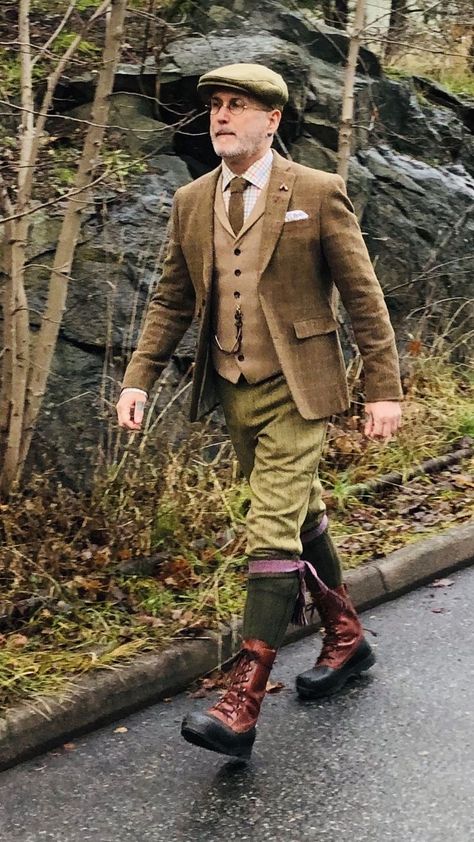 Irish Outfit Men, London Mens Street Style, Woodsman Style, Mens Evening Wear, English Country Fashion, Countryside Fashion, British Country Style, Irish Clothing, Older Mens Fashion