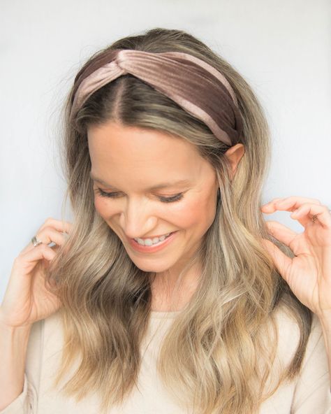 Hair Styles With Cloth Headband, Headband Styling Ideas, Half Updo With Headband, Womens Headband, How To Put On A Headband, Headband With Straight Hair, How To Wear Cloth Headbands, Knot Headband Outfit, Low Pony With Headband