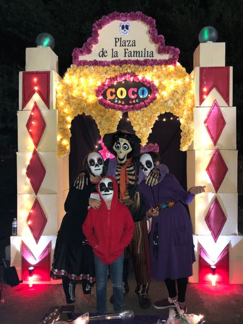 Disney Coco Halloween Decorations, Coco Trunk Or Treat Ideas, Coco Trunk Or Treat, Disney Costumes Diy, Halloween Photo Booth, Faith Formation, Disney Castle, Disney Theme, Disney Costumes