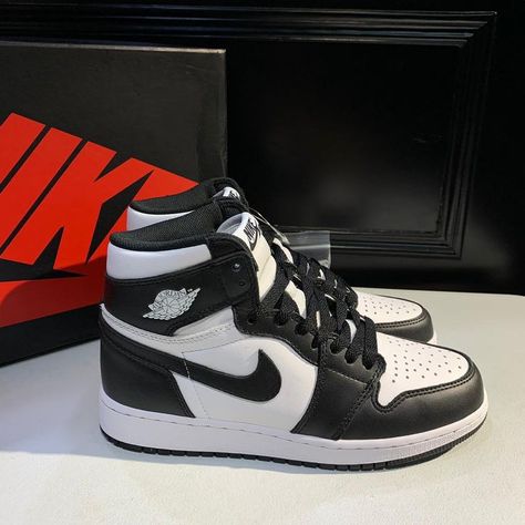 Black And White Jordans, Jordan 1 Sneakers, Gymnastics Shoes, Nike Air Jordan Shoes, Trendy Shoes Sneakers, Nike Shoes Girls, Nike Fashion Shoes, Black Nike Shoes, Preppy Shoes