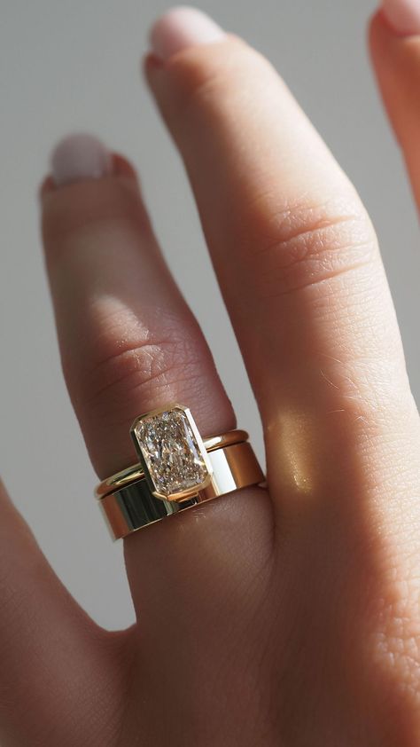 Big Band Engagement Rings, Timeless Engagement Rings Gold Band, Delicate Band Engagement Ring, All Gold Engagement Ring, Engagement Ring With Wedding Band Set, Alternative Engagement Rings Oval, Vintage Style Gold Engagement Rings, Rings For Small Hands Engagement, Yellow Gold Wedding Stack