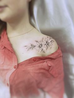 #BEAUTY ,#REALATIONSHIPS #Fashion #Outfits #Winter Outfits #Animals Daisy Tattoo On Collarbone, Daisy Tattoo Collar Bone, Daisy Collar Bone Tattoo, Daisy Tatoos, Top Of Shoulder Tattoo, Really Bad Tattoos, Daisy Tattoo Designs, Shoulder Cap Tattoo, Pretty Flower Tattoos