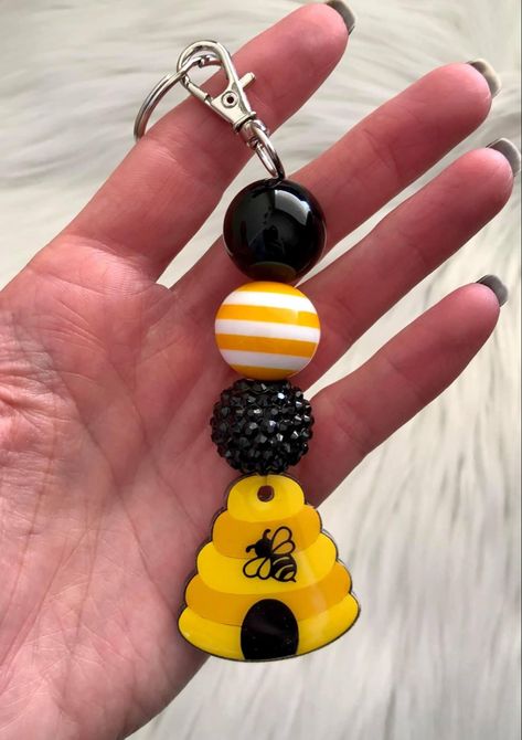 Wooden Bead Keychain, Diy Resin Keychain, Girly Bracelets, Keychain Ideas, Keychain Craft, Bead Keychain, Clay Keychain, Kids Clay, Handmade Keychains