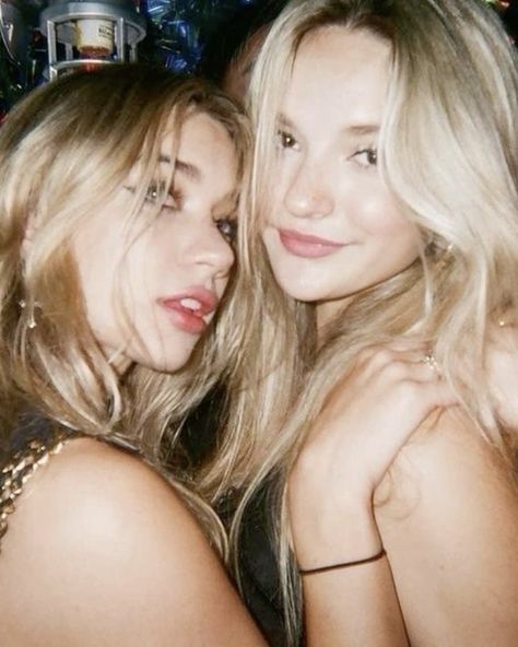 Claire and Lizzie - Boys of Tommen Blonde Twins, Two Blondes, Bff Girls, Boys Of Tommen, Chloe Walsh, Best Friends Aesthetic, Foto Poses, Twin Sisters, Pretty Little Liars