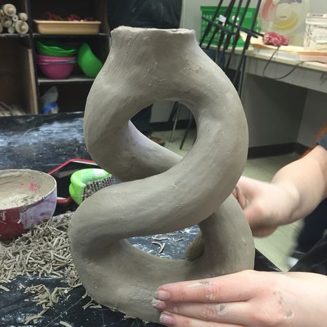 High School Pottery Projects, Negative Space Pottery, Negative Space Sculpture, Cool Ceramic Vases, Advanced Clay Projects, Ceramic Project Ideas High School, Coil Built Ceramics, Coil Built Vase, Ceramic Projects High School