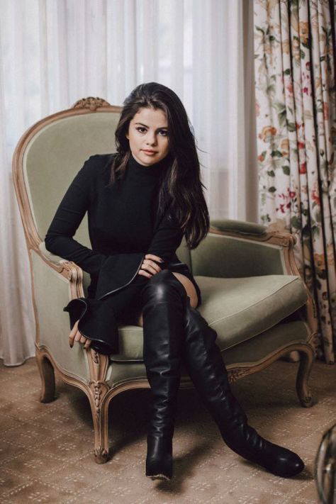 SELENA GOMEZ Selena Gomez With Fans, Celebrity Boots, Selena Gomez Outfits, Selena Gomez Photos, Selena Gomez Pictures, Selena Gomez Style, David Koma, Lauren Jauregui, Black Long Sleeve Dress