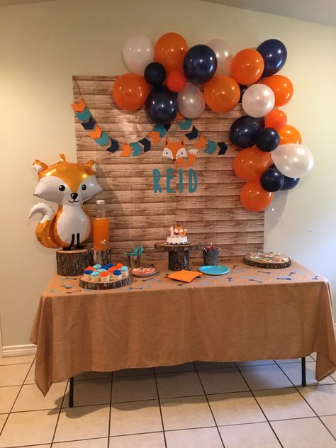 Fox Birthday Decorations, Woodland Party Backdrop, Fox Themed Birthday Party Boys, Fox Party Decorations, Fox Birthday Party Boys, Fox Bday Party, Fox Theme Baby Shower Ideas, Fox Themed Baby Shower Boy, Fox Birthday Theme