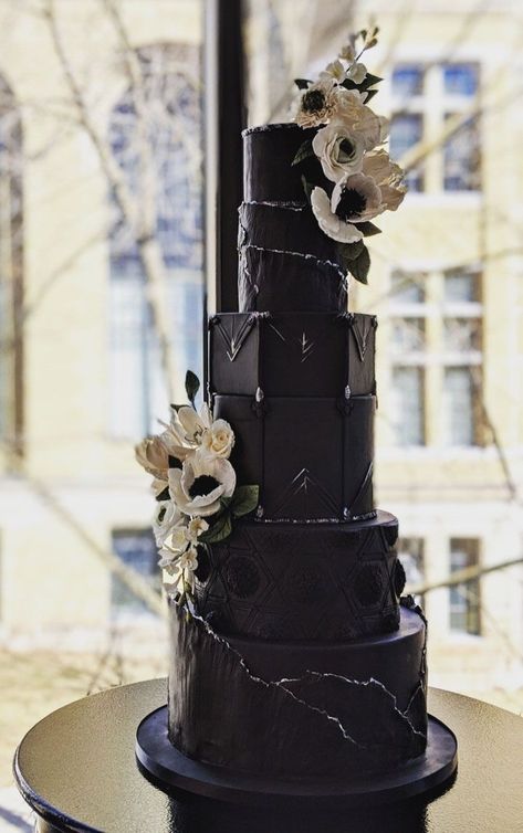 35 Breathtaking black wedding cakes - elegant black wedding cake #moodyweddingcake #blackweddingcake #wedding #weddingcake Simple Black Wedding, Gothic Wedding Cake, Black Wedding Cake, Gothic Cake, Red Birthday Cakes, Black And White Wedding Cake, Wedding Cake Prices, Wedding Cakes Elegant, Big Wedding Cakes