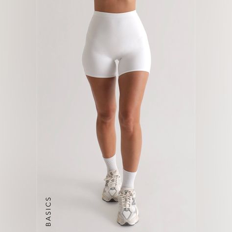 Athleisure Fits, White Biker Shorts, 2020s Fashion, Lululemon Biker Shorts, White Bike, White Spandex, Biker Shorts Outfit, Black Biker Shorts, Maternity Shorts