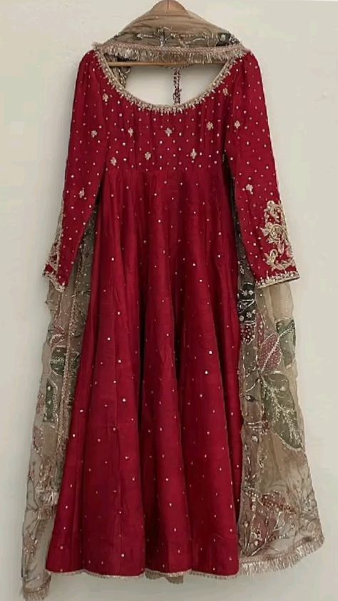 Emmy Red Carpet, Emmys Red Carpet, Velvet Dress Designs, Pakistani Wedding Outfits, Stylish Short Dresses, Desi Fashion Casual, Pakistani Fashion Party Wear, Pakistani Fancy Dresses, Beautiful Pakistani Dresses