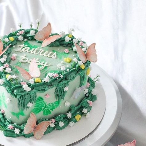 Fairycore Food Ideas, Fairy Cake Aesthetic, Fairy Core Cake Ideas, Fairycore Cake, Fairy Core Cake, Fairycore Cake Aesthetic, Heart Shaped Fairy Cake, Cottagecore Cake, Fairy Garden Birthday Party