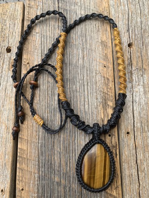 Mens Macrame Necklace, Crystal Necklace Diy, Golden Tigers, Collar Macrame, Hemp Necklace, Diy Friendship Bracelets Patterns, Necklace Tutorial, Friendship Bracelets Diy, Macrame Necklace