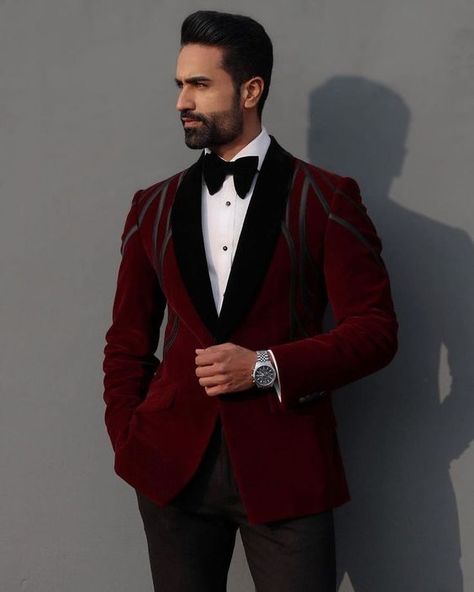 New Year costumes for men 2024 15 ideas: Enhance your style - mens-club.online Zaddy Outfits, Reception Outfit For Men, Reception Suit For Groom, 3 Piece Suit Men Wedding, Velvet Blazer Mens, 3 Piece Suit Men, Reception Suits, Red Velvet Suit, Indian Wedding Suits Men