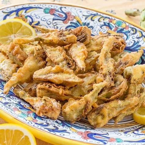 Carciofi fritti alla romana (Roman Style Fried Artichokes) #italianfood #vegetarian #rome Italian Tomato Salad, Fried Artichoke Hearts, Fried Artichokes, Fried Artichoke, Appetizer Menu, Roman Style, Roman Fashion, Perfect Food, Italian Style