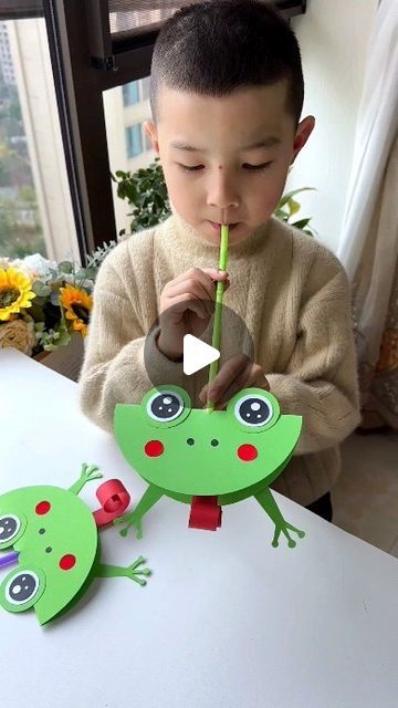 7,337 likes, 18 comments - paper.crafts.in on January 22, 2024: "A little frog that can stick out its tongue🐸, use cardboard and a straw to make a little frog that can stick out its tongue for children. It is simple and interesting #parentchild #handicraft #kindergarten #handicraft #homemade #toy #creative #children #handicraft #littlefrog #origami #handicraft paper craft ideas". Frog Craft For Kindergarten, Frog Paper Craft, Diy Straw Crafts, Paper Frog Craft, Straw Activities, Frogs For Kids, Paper Straws Crafts, Frog Activities, Frog Toy