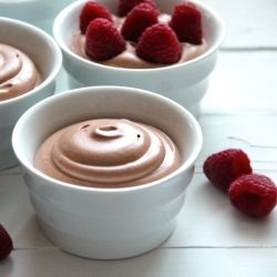 Chocolate Cheesecake Mousse with Raspberries. An elegant and indulgent romantic dessert that is simple to make. Chocolate Cheesecake Mousse, Dessert Thermomix, Cheesecake Mousse, Raspberry Recipes, Easy Treats, Eat Dessert First, Chocolate Cheesecake, Chocolate Mousse, Eat Dessert