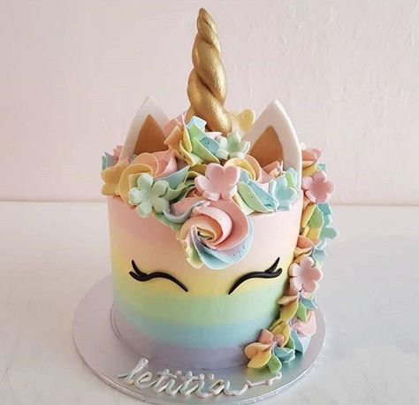 Unicorn Cake Design, Easy Unicorn Cake, Unicorn Birthday Party Cake, 4de Verjaardag, Rainbow Unicorn Cake, Candy Birthday Cakes, 5th Birthday Cake, 4th Birthday Cakes, Unicorn Birthday Cake