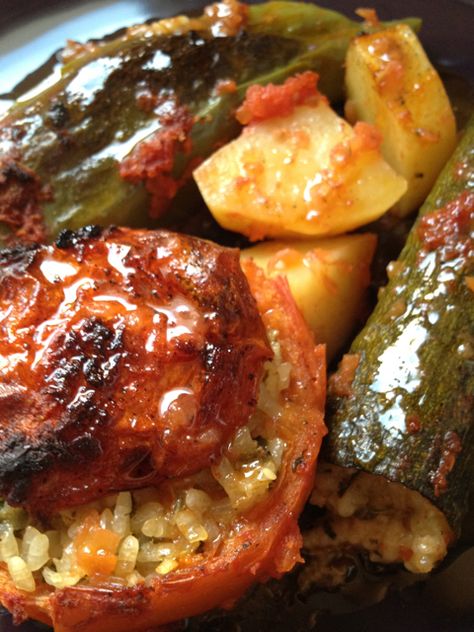 Rice Stuffed Vegetables (Yemista)...this is what I'm going to make with all the fresh vegetables I just bought! Healthy Greek Recipes, Cypriot Food, Stuffed Vegetables, Eat Greek, Lent Recipes, Vegetable Rice, Veggie Food, Greek Cooking, European Cuisine