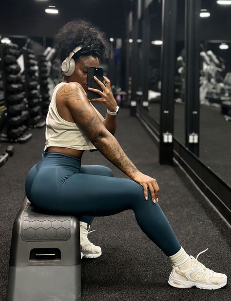 Fitness Photo Ideas, Lifestyle Aesthetic Black Women, Workout Outside Aesthetic, Black Gym Girl Aesthetics, Woman Workout Aesthetic, Post Workout Poses For Pictures, Workout Girl Aesthetic Black Women, Fitness Selfie Ideas, Women In Gym