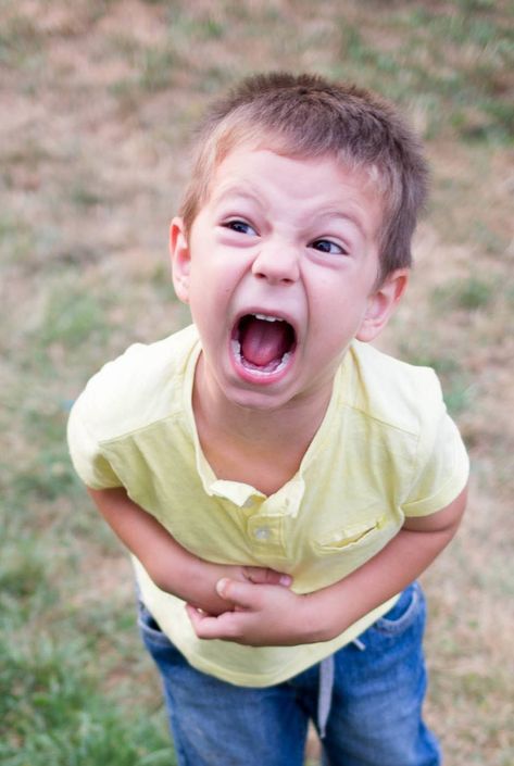 kid crying very loud in a temper tantrum Aggressive Toddler, Angry Child, Tantrums Toddler, Terrible Twos, Temper Tantrums, Motivation Positive, Behavior Problems, Good Parenting, Wild Child