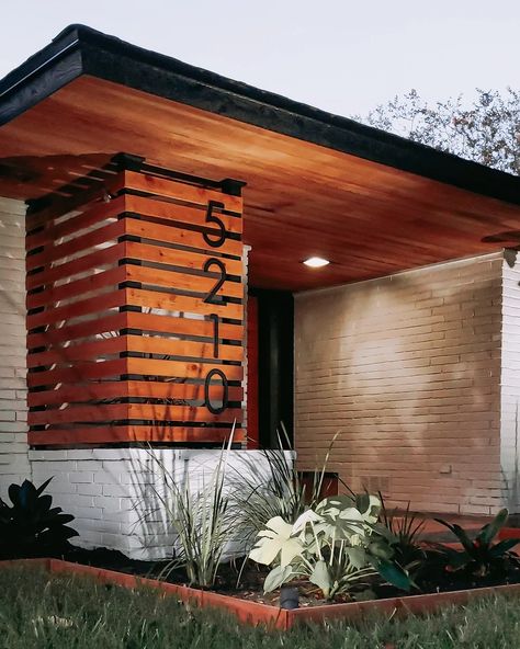 Outdoor Lights Ideas, Mid Century Modern House Exterior, Texas Gulf Coast, Mid Century Modern Exterior, Mid Century Exterior, Ranch House Exterior, Exterior House Remodel, Mid Century Ranch, Lights Ideas