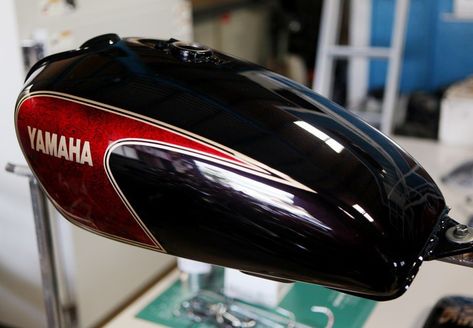 Motorcycle Gas Tank Paint Ideas, Gas Tank Paint, Yamaha Sr400, Funny Car Drag Racing, Paint Bike, Yamaha Cafe Racer, Cafe Racer Moto, Bike Tank, Tracker Motorcycle