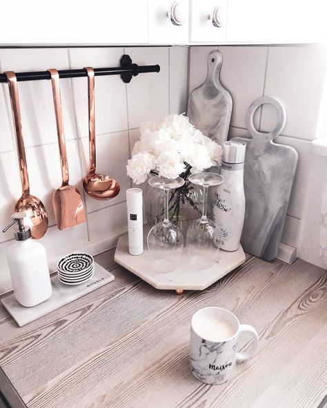 Marble and rose gold - kitchen accessories Rose Gold Kitchen Accessories, Kitchen Table Marble, Gold Kitchen Accessories, Rose Gold Kitchen, Gold Bedroom Decor, Kitchen Appliance Storage, Marble Accessories, Kitchen Decorations, Marble Kitchen