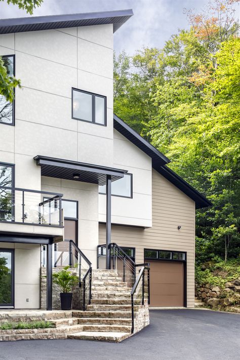 Create an ultramodern look with white siding and dark trim. This home in Steamboat Springs features arctic white siding and charcoal grey trim. Modern Siding, Hardie Board, Mid Century Exterior, Lake Houses Exterior, White Siding, Modern Remodel, Contemporary House Exterior, James Hardie, Home Styles