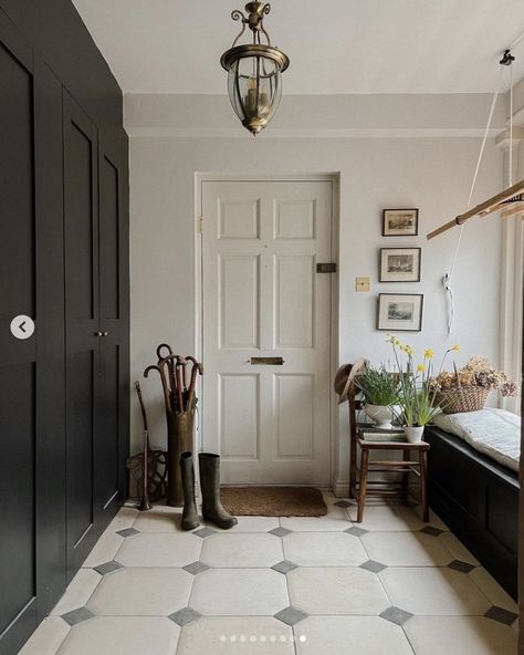 Mudroom Design, Country Interior, Boot Room, Tile Flooring, Cottage Homes, Interior Inspo, House Inspo, 인테리어 디자인, House Inspiration