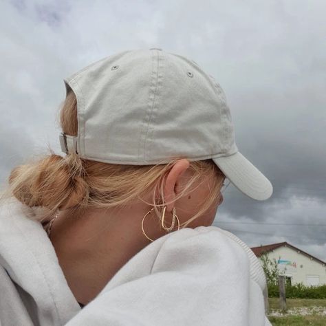 White aesthetic photo inspo, cap, gold jewellery, blond hair Blonde Bun, Hat Aesthetic, White Baseball Cap, Girl Jewelry, White Aesthetic, Photo Inspo, Blonde Girl, Aesthetic Photo, Gold Jewellery