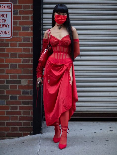 Red 2023 Fashion, Chinese Rave Outfit, Red Edgy Outfit, Fashion Outfits Red, New York Fashion Week Outfits, Streetstyle Fashion Week, Red And Blue Outfit, Elegant Street Style, New York Street Fashion