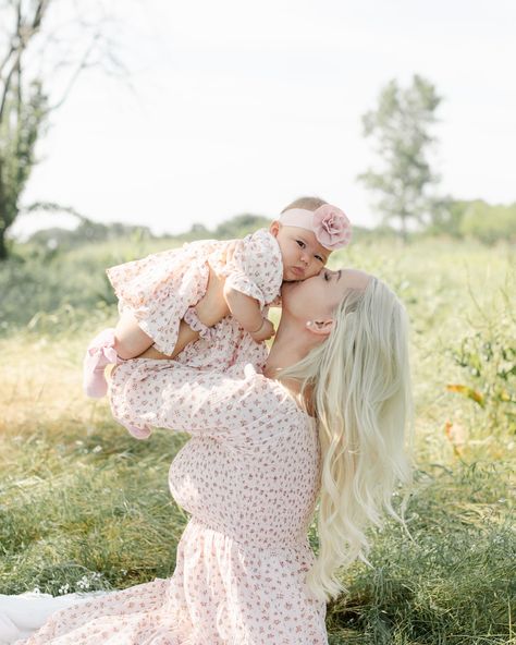 Mother Daughter Photography Toddler, Mommy And Me Poses, Mother Daughter Photography Poses, Mom And Me Photos, Mommy Daughter Photography, Mom Daughter Photos, Outdoor Baby Photography, Mommy And Me Session, Mommy Daughter Photoshoot