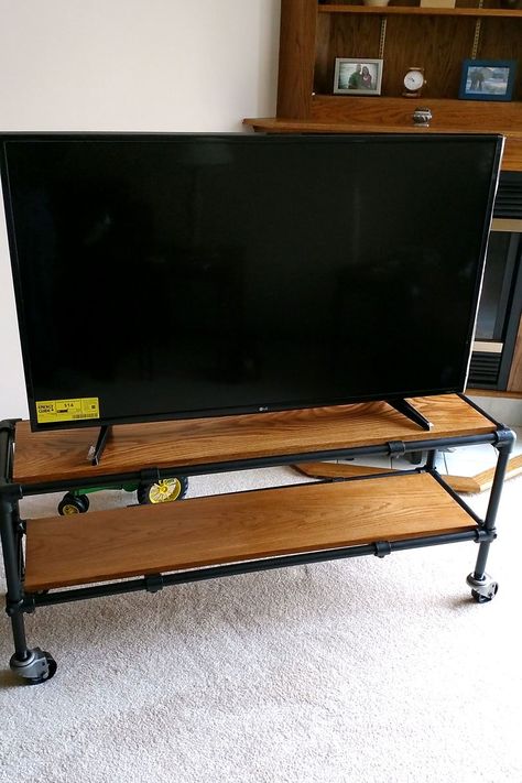 DIY Rolling Industrial Pipe TV Stand Diy Tv Stand Ideas, Build A Tv Stand, Tv Stand Plans, Tv Stand Ideas, Swivel Tv Stand, Industrial Tv Stand, Diy Entertainment, Diy Tv Stand, Diy Pipe