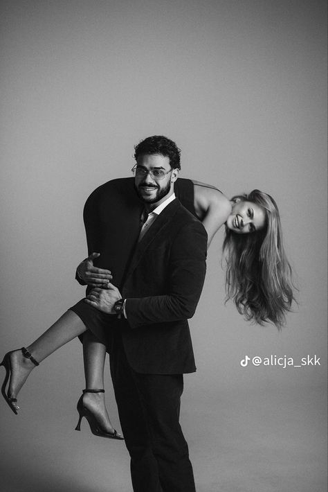 Man And Woman Photoshoot Fashion, Couch Poses Couple, Studio Portrait Photography Couple, Power Couple Poses Drawing, Photoshoot Ideas Couples Studio, Badass Couple Poses, High Fashion Couple Photoshoot, Couple Poses Photography Studio, Couple Photography Poses At Studio