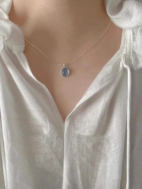 Moonstone Oval Charm Necklace | SHEIN EUQS Blue Jewlery, Dainty Jewelry Necklace, Ethereal Jewelry, Modern Gold Jewelry, Silver Bracelets For Women, Printed Casual Dresses, Solid Gold Necklace, Gold Jewelry Necklace, Jewelry Lookbook