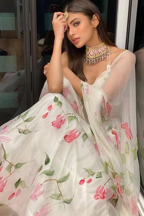 भारतीय दुल्हन संबंधी, डिजाइनर कपड़े, White Lehenga, Floral Lehenga, Organza Lehenga, Mouni Roy, Amala Paul, Bridal Lehenga Collection, Indian Bridal Fashion