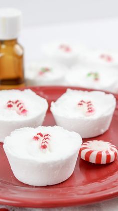 Make a batch of shower steamers, and turn your shower into an aromatherapy spa.  They are a fantastic alternative to those who only have time for a quick shower and is an awesome way to add some energizing aromatherapy to your mornings! Peppermint Shower Steamers Diy, Homemade Shower Melts, Shower Boms Diy Recipes, Diy Christmas Gifts Edible, How To Make Shower Steamers, Peppermint Steamer, Diy Shower Scrub, Christmas Shower Steamers, Diy Last Minute Gifts