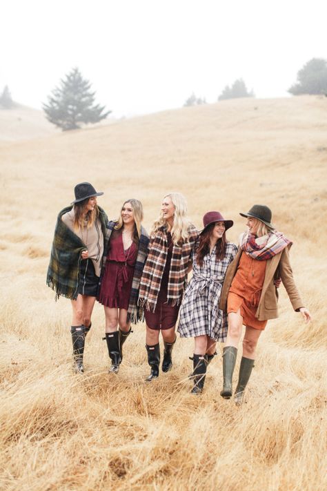 Fall-inspired fashionable outfits: http://www.stylemepretty.com/living/2016/11/01/how-to-celebrate-fall-with-your-best-girlfriends/ Photography: Torrey Fox - http://www.torreyfoxphotography.com/ Girlfriends Photoshoot, 2023 Photoshoot, Pumpkin Patch Photoshoot, Autumn Photoshoot, Photoshoot Birthday, Friendship Photography, Poses Family, Fall Friends, Friendship Photoshoot