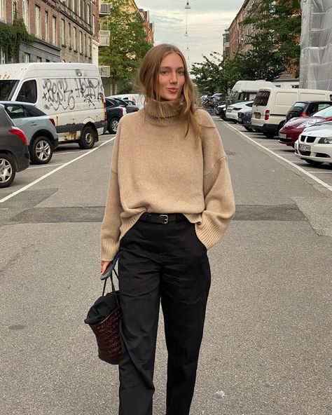 Amalie Moosgaard Nielsen (@amaliemoosgaard) • Instagram photos and videos Winter Office Outfits Women Business, Office Outfit Women Business, Casual Work Outfit Winter, Amalie Moosgaard, Winter Office Wear, Outfit Ideas 2023, Business Casual Fall, Work Outfit Ideas, Casual Work Outfits Women