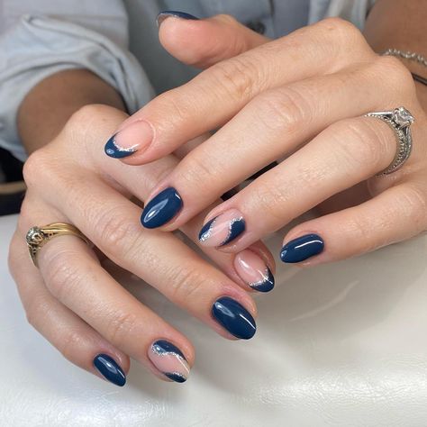 Simple Blue And Silver Nails, Dark Blue Nails With Design Short, Navy Blue Elegant Nails, Navy Blue Swirl Nails, Navy Nail Art Designs, Navy And Black Nails, Silver And Dark Blue Nails, Dark Blue Nails With Silver, Navy Nails With Silver