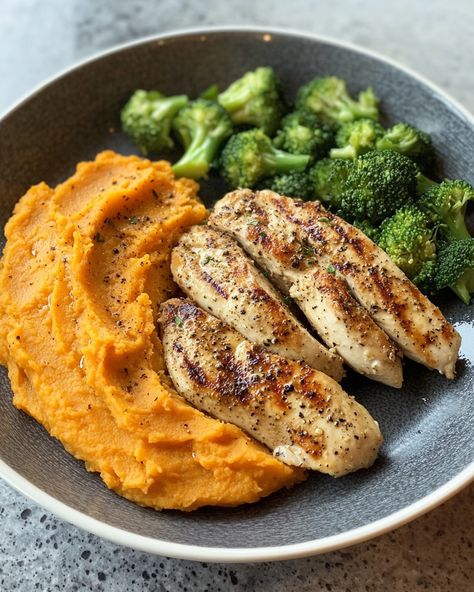 Grilled Chicken with Sweet Potato Mash and Broccoli: A Wholesome Meal Chicken Broccoli Sweet Potato, Grilled Chicken And Broccoli, Dinner Sweet Potato, Broccoli Sweet Potato, Mashed Sweet Potato, Sweet Potato Mash, Cubed Sweet Potatoes, Grilled Eggplant, Chicken Sweet Potato