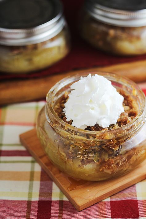 This Apple Crumble recipe is an easy apple dessert that is baked and served in mason jars. Top with caramel sauce and a scoop of vanilla ice cream. Christmas In A Jar, Quick Apple Dessert, Healthy Apple Desserts, Fall Desserts Apple, Mason Jar Desserts, Apple Desserts Easy, Apple Crumble Recipe, Fall Desserts Easy, Dessert In A Jar