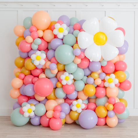 Bright Birthday Decorations, Pastel Birthday Balloons, Balloons On Tent, Daisy Balloon Wall, Pastel Balloon Wall, Summer Backdrop Ideas, Colourful Birthday Decorations, Pastel Daisy Birthday Party, Floral Themed Birthday Party