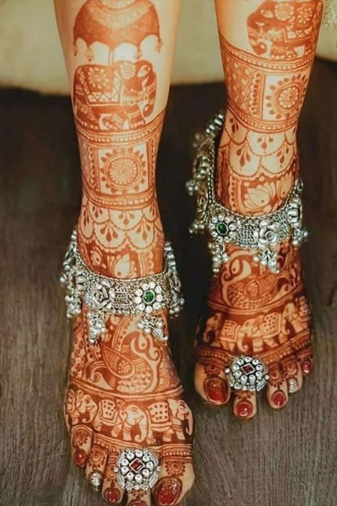 Every little thing from a nose pin to the bindi. Everything has its significance and importance. Then how can we miss out on sparkling anklets? Anklets are the perfect way to add glamour to your wedding look. Luckily, there are ample styles to choose from like Traditional Kundan anklets, Broad embellished anklets, floral anklets, simple anklets, and more. Check out these trending anklet styles that are the perfect pick for a 2021 wedding. Kundan Anklets, Anklets Simple, Payal Designs Silver, Bridal Foot Jewelry, Silver Anklets Designs, Wedding Jewellery Designs, Bridal Anklet, Bridal Jewelry Sets Brides, Wedding Jewelry Sets Bridal Jewellery