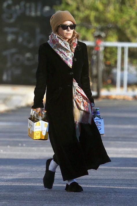 Mary-Kate Olsen Just Wore Her Go-To Winter Outfit With Flats | Who What Wear Outfit With Flats, Mary Kate Olsen Style, Ashley Core, Ashley Olsen Style, Olsen Fashion, Olsen Twins Style, Olsen Sisters, Olsen Style, Celebrities Street Style